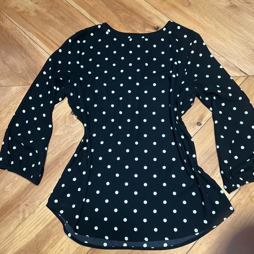 Talbots 3/4 Sleeve Dot Blouse. Light weight material. Comfy and casual. Size M